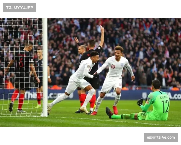 雷恩球员特里耶尔伤退，被担架抬离场，马蒂奇替补登场